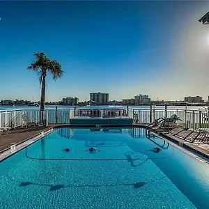  Holiday home The Seashell With Private Balcony And Walk To United States